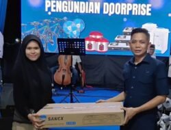 Ahmad Sabang Lakukan Pengundian Doorprize pada Acara Buka Puasa Bersama di Kediaman Achmad Daeng Se’re