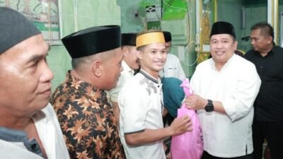 Bupati Takalar Mohammad Firdaus Daeng Manye melaksanakan Safari Ramadan di Desa Cikoang dengan menyalurkan berbagai bantuan kepada masyarakat, mulai dari paket lebaran, mushaf Al-Qur’an, uang tunai hingga peralatan usaha bagi pelaku UMKM menjelang Idulfitri.