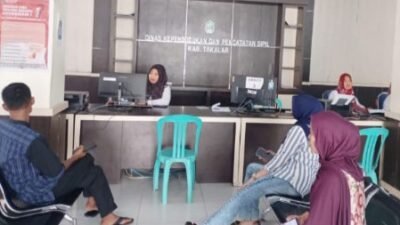 Pelayanan Dukcapil Takalar tetap berjalan normal di tengah kebijakan WFA menjelang libur panjang Nyepi dan Idul Fitri 2026. Antrean warga tercatat mencapai 83 pemohon dengan permintaan KTP elektronik menembus lebih dari 100 keping dalam sehari