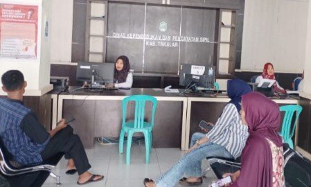 Pelayanan Dukcapil Takalar tetap berjalan normal di tengah kebijakan WFA menjelang libur panjang Nyepi dan Idul Fitri 2026. Antrean warga tercatat mencapai 83 pemohon dengan permintaan KTP elektronik menembus lebih dari 100 keping dalam sehari