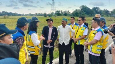 Wamen PUPR Diana Kusumastuti meninjau langsung proyek jalan Maradekaya–Bontolebang di Takalar sepanjang 2,2 kilometer, didampingi Lurah Maradekaya.