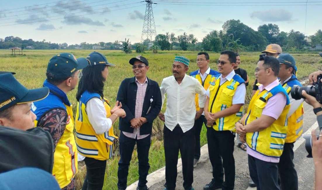 Wamen PUPR Diana Kusumastuti meninjau langsung proyek jalan Maradekaya–Bontolebang di Takalar sepanjang 2,2 kilometer, didampingi Lurah Maradekaya.