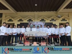 Ramadhan Penuh Berkah, Sat Intelkam Polres Takalar Bagi Takjil untuk Pengendara di Depan Mapolres