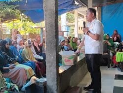 Legislator Sulsel Lukman B Kady berdialog dengan warga saat kegiatan pengawasan APBD 2026 di Galesong, Takalar
