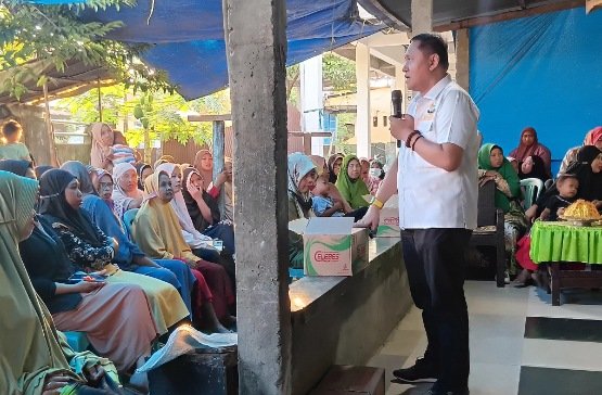 Legislator Sulsel Lukman B Kady berdialog dengan warga saat kegiatan pengawasan APBD 2026 di Galesong, Takalar
