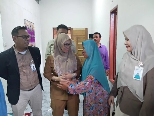 Bupati Gowa Hj. Husniah Talenrang Bersama Pemilik Rumah yang di Bedah Daeng So'na