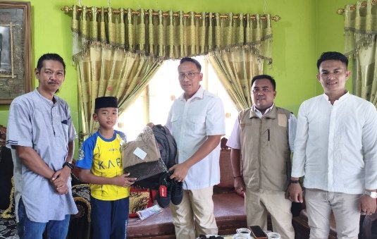 Ketua DPC Partai Gerindra Takalar, Indar Jaya, bersama rombongan mendatangi langsung kediaman Burhan pada Jumat (10/4/2026).