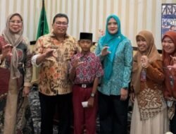 Bupati dan Ketua PKK Takalar Beri Motivasi dan Uang Saku untuk Siswa Viral Penghafal UUD 1945