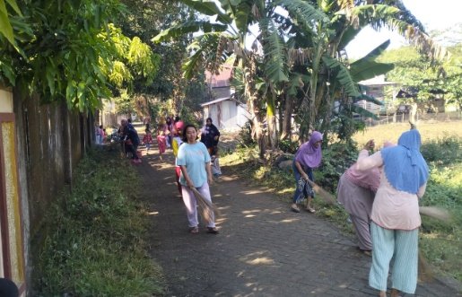 “Tak Sekadar Slogan! Lurah Pappa Turun Langsung Pimpin Kerja Bakti, Warga Kompak Bersihkan Kampung Tiap Pekan”