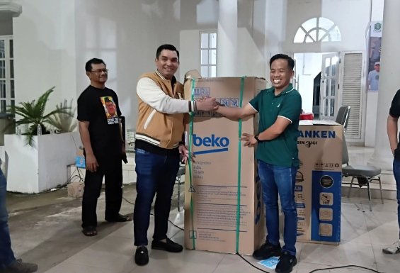 Sekda Takalar serah hadiah kepada Desa Bontoparang 