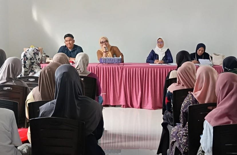 Camat Pattallassang Bansuhari Said menyalurkan tambahan KKS sembako PKH kepada 27 warga penerima manfaat di Takalar dan mengimbau bantuan digunakan secara bijak.