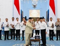 Presiden Prabowo Terima 10 Buku Rekomendasi, Reformasi Polri Ditargetkan Berjalan hingga 2029