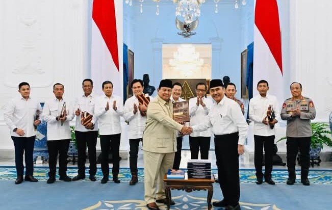 Presiden Prabowo Terima 10 Buku Rekomendasi, Reformasi Polri Ditargetkan Berjalan hingga 2029