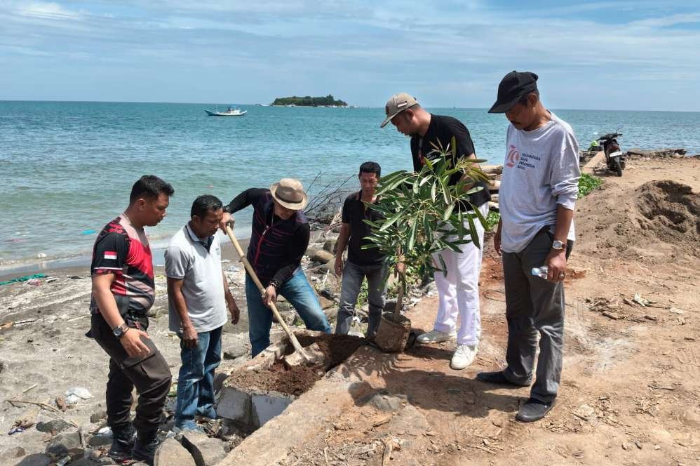 Pemda Takalar dan Pemprov Sulsel Kolaborasi Bersihkan Dermaga Pelabuhan Boddi, Dilanjutkan Penanaman Perdana Pohon Jalan