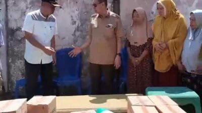 Hamka B Kady mengunjungi korban kebakaran di Kelara, Jeneponto, menyerahkan bantuan sembako dan mengupayakan program bedah rumah bagi warga terdampak.