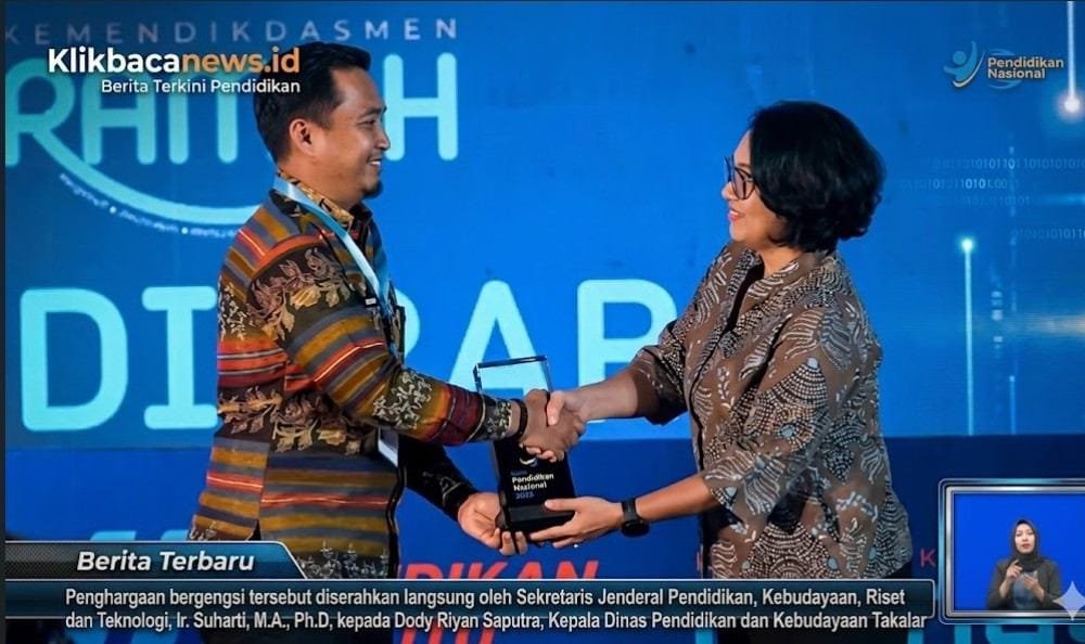 Kabupaten Takalar di bawah kepemimpinan Daeng Manye berhasil meraih Peringkat 2 Nasional pengelolaan Program Indonesia Pintar (PIP) 2026. Penghargaan diterima langsung Kepala Disdikbud Takalar, Dody Riyan Saputra, dari Sekjen Kemendikdasmen Ir. Suharti.