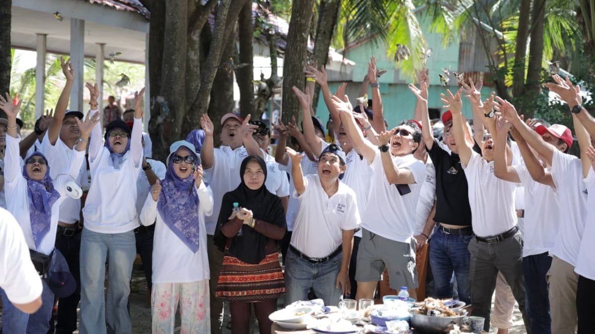 Reuni 40 Tahun Elektro 86 Unhas, Bupati Daeng Manye Bersama Alumni Tebar 1000 Burung Demi Kelestarian Alam di Pulau Sanrobengi