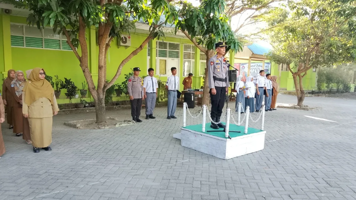 Kapolsek Mappakasunggu Jadi Pembina Upacara di SMKN 3 Takalar, Ingatkan Pelajar Bijak Bermedia Sosial dan Jauhi Kenakalan Remaja