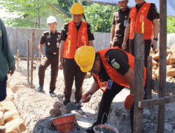 Kejari Takalar Letakkan Batu Pertama Pembangunan Rumah Dinas Staf, Kajari Tekankan Kualitas dan Ketepatan Waktu