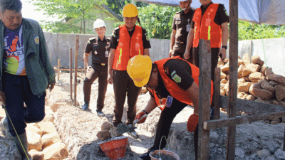 Kejari Takalar Letakkan Batu Pertama Pembangunan Rumah Dinas Staf, Kajari Tekankan Kualitas dan Ketepatan Waktu