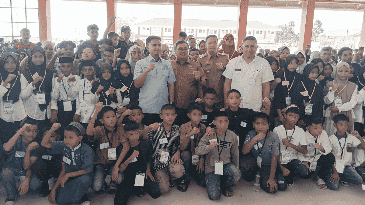 Momen Hangat di MPLS Sekolah Rakyat Takalar, Siswa Baru Antusias Berebut Foto Bersama Bupati Daeng Manye