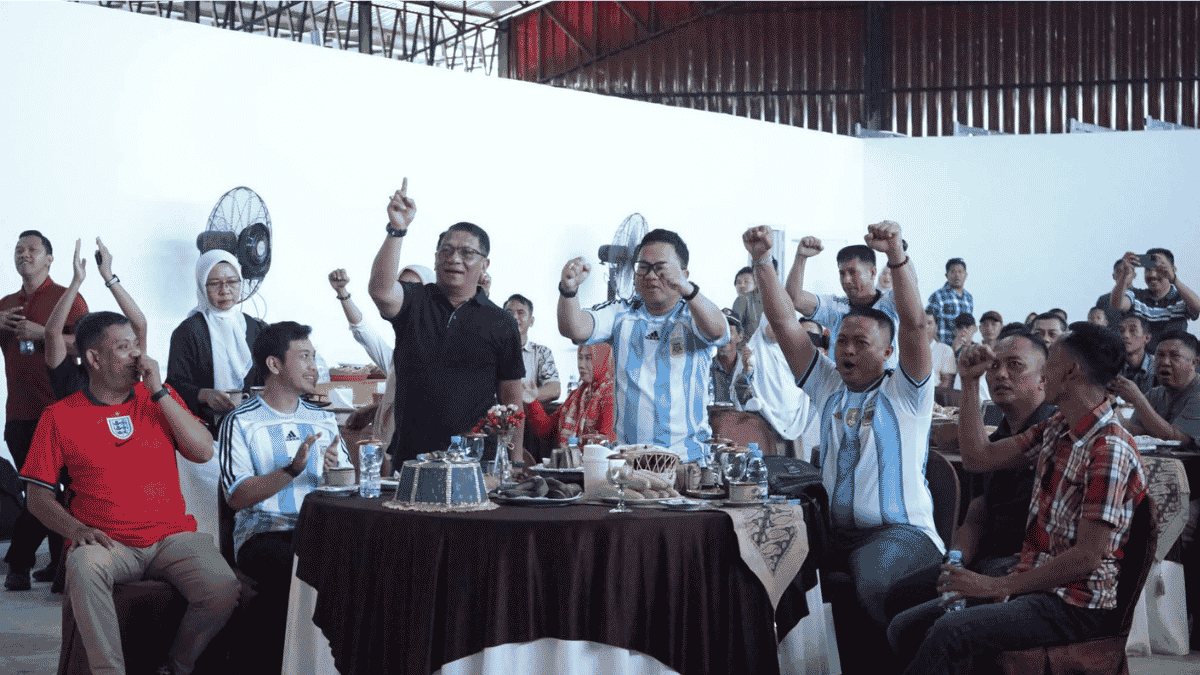 Ratusan Warga Padati Nobar Piala Dunia 2026 di Desa Panaikang, Wakil Bupati Gowa dan Dandim 1409/Gowa Turut Meriahkan