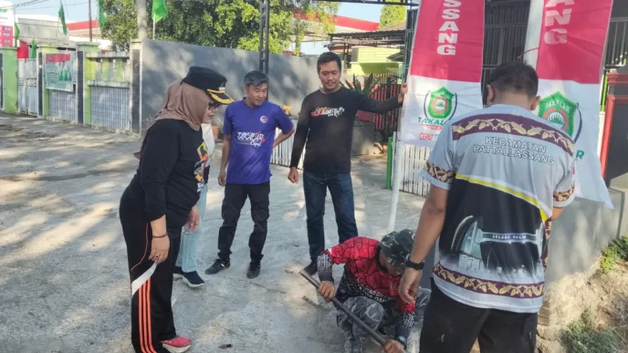 Sambut HUT Ke-81 RI, Camat Pattallassang Pimpin Pemasangan 600 Umbul-Umbul Bersama Warga dan Mahasiswa KKN UNHAS