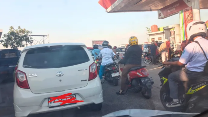 BBM Langka di Era Prabowo, Warga Takalar Tiap Hari Rela Antre Berjam-jam di SPBU