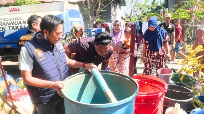 Bukan Cuma Berantas Narkoba, Satresnarkoba Polres Takalar Turun Tangan Bantu Warga Laikang Hadapi Kemarau