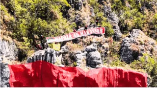 Bukan di Lapangan, MAPALA 45 Bentangkan Merah Putih Raksasa 25 x 15 Meter di Tebing KM 5 Tana Toraja