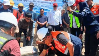 Bupati Takalar Daeng Manye Letakkan Batu Pertama Pembangunan Kampung Nelayan Merah Putih