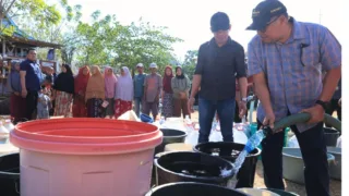 Bupati Takalar Daeng Manye Turun Langsung Distribusikan Air Bersih di Kecamatan Laikang