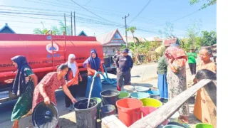 Dampak El Nino, Hj. Herlina Pimpin Gerak Cepat BPBD Takalar Salurkan Air Bersih ke Warga Bontoparang