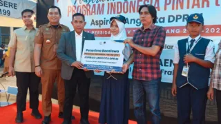 Achmad Daeng Se’re Serahkan 106 Beasiswa PIP di SMPN 1 Takalar, Dody Rian: Takalar Peringkat 2 Nasional Pengelolaan PIP