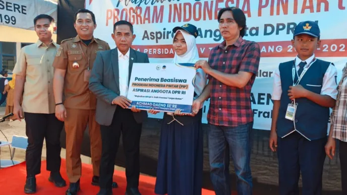 Achmad Daeng Se’re Serahkan 106 Beasiswa PIP di SMPN 1 Takalar, Dody Rian: Takalar Peringkat 2 Nasional Pengelolaan PIP