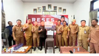 H. Achmad Daeng Se’re Serahkan 100 Kursi untuk Kecamatan Pattallassang, Dukung Pelayanan Publik Takalar