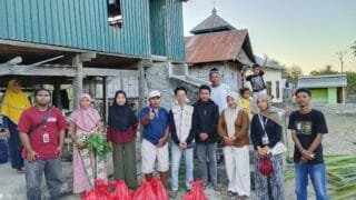 Pemuda Muhammadiyah dan Mahasiswa UMKoe Hadir di Tengah Warga Terdampak Gempa di Desa Gololijun