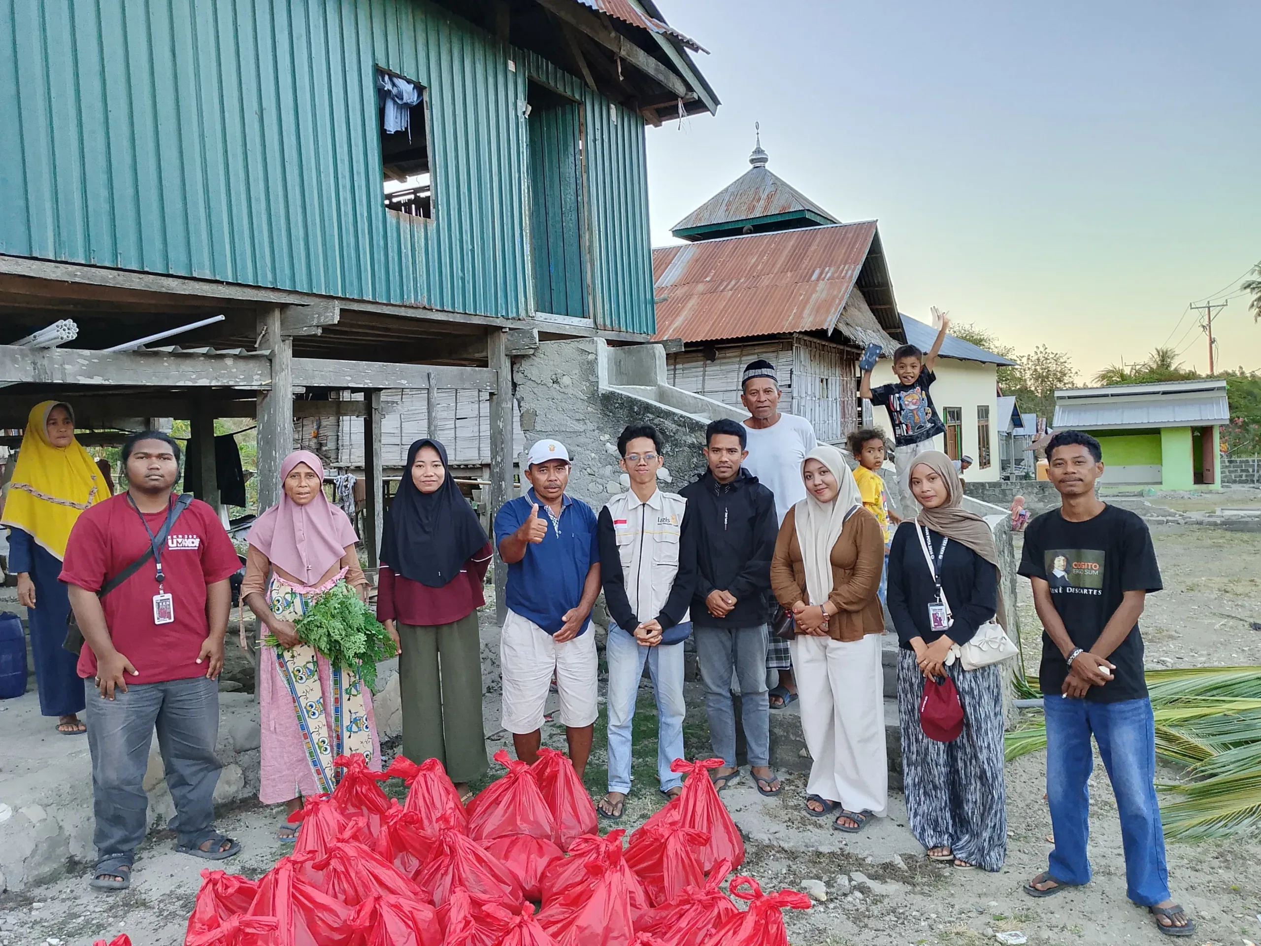 Pemuda Muhammadiyah dan Mahasiswa UMKoe Hadir di Tengah Warga Terdampak Gempa di Desa Gololijun