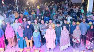 Kaddo Minnyak Kalekomara: Kades Bagikan Sembako Lansia, Bupati Janjikan Akses Wisata Air Terjun