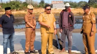 Meski Terik Matahari, Bupati Takalar Luangkan Waktu Berdiskusi Langsung dengan Petani Garam