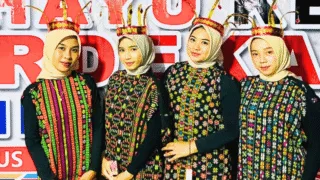Semarak HUT RI ke-81 di Sambi Rampas, Mahasiswa KKN UMKoe Tampil dengan Balutan Tenun