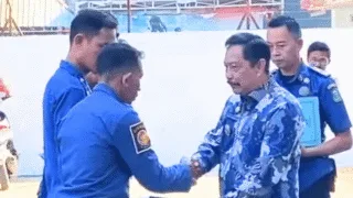 Aksi Heroik Evakuasi Warga dari Sumur, 7 Personel Damkar Takalar Diguyur Penghargaan
