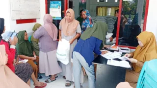 273 KPM di Salaka Terima Bantuan Beras Bulog, Lurah Syah Awal Pastikan Penyaluran Berjalan Lancar