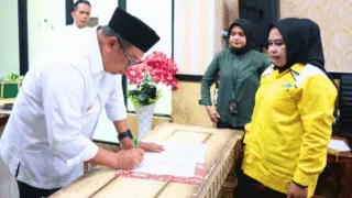 Bupati Takalar Daeng Manye Tandatangani NPHD dan Serahkan Bantuan Keuangan Rp1,1 Miliar kepada 11 Partai Politik