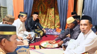Dekat dengan Warga, Kades Banggae Hadiri Jamuan Malam Korongtigi