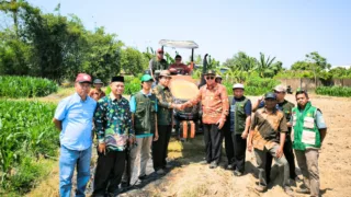 Kadis Pertanian Takalar Hadiri Penyerahan Traktor Roda Empat Bantuan Gubernur Sulsel, Dukung Percepatan Tanam