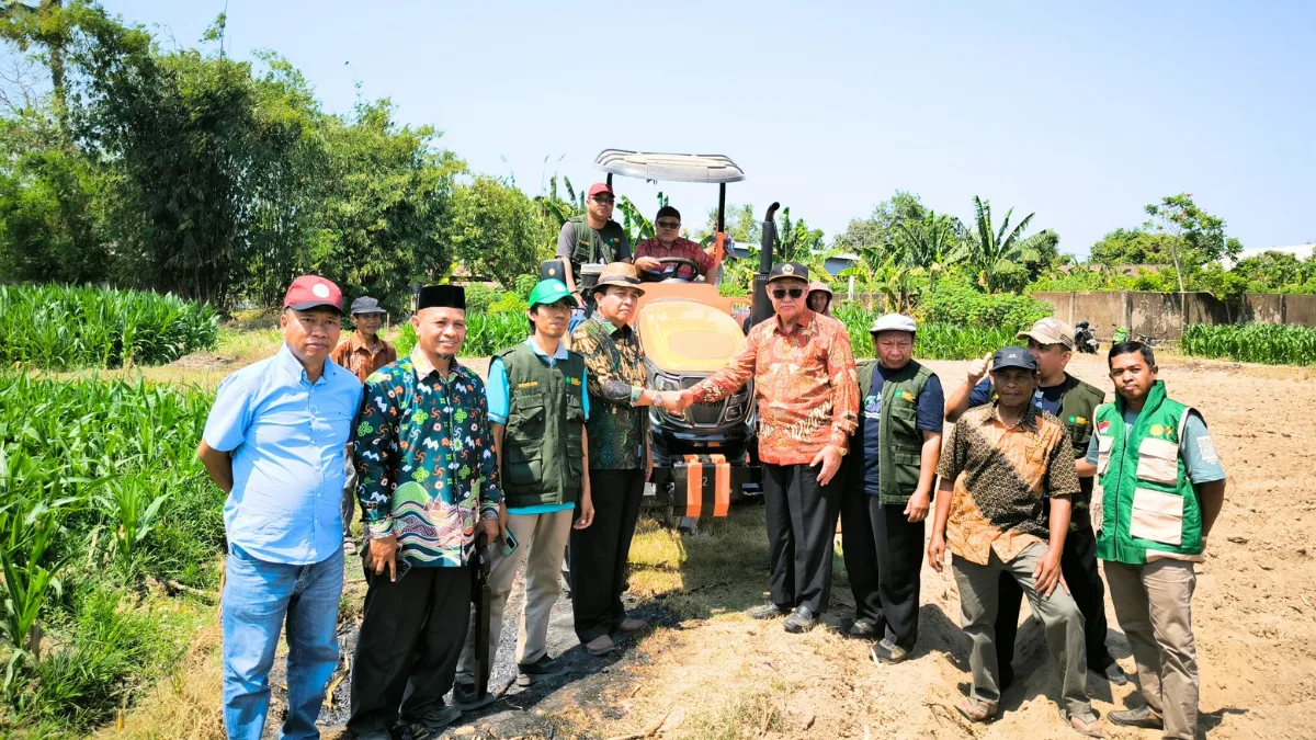 Kadis Pertanian Takalar Hadiri Penyerahan Traktor Roda Empat Bantuan Gubernur Sulsel, Dukung Percepatan Tanam