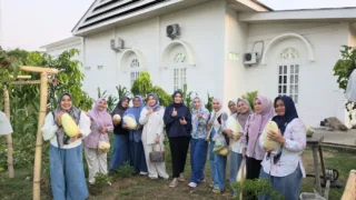 Lahan Kosong Disulap Jadi Kebun Pangan, Ketua TP-PKK Takalar Panen Timun Suri Bersama Ibu Forkopimda