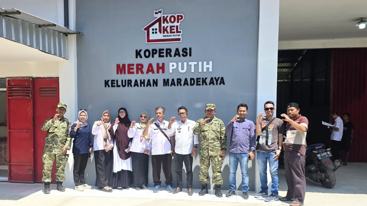 Peduli Lingkungan, Lurah Maradekaya Pimpin Gotong Royong Bersihkan Area Kopdes