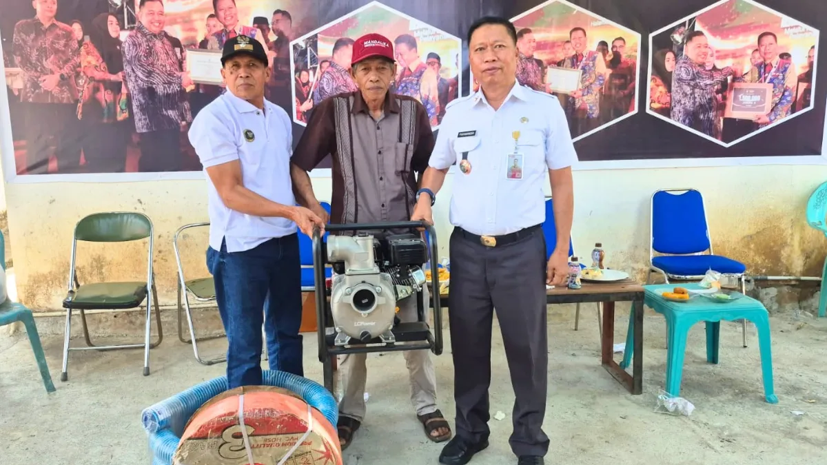 Sehari Setelah Arahan Daeng Manye, Petani Cabai Moncongkomba Langsung Terima Bantuan Pompa Air